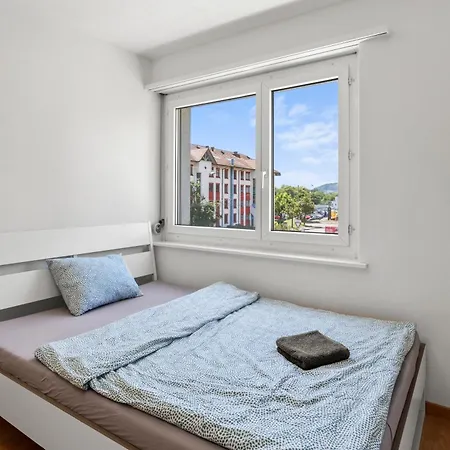 Spacious-Excellent Connection-Parking-Washer Winterthur Room photo